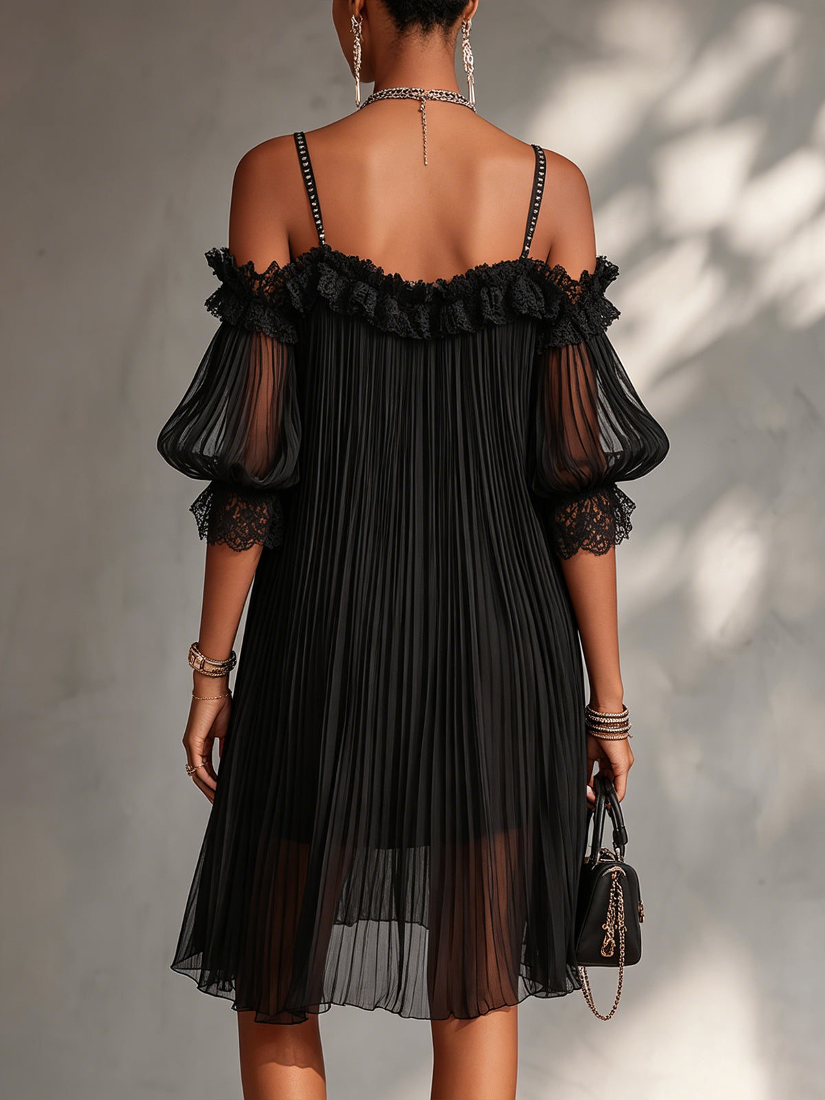Elettra | Mini abito nero in mousseline con spalle scoperte e bordo in pizzo