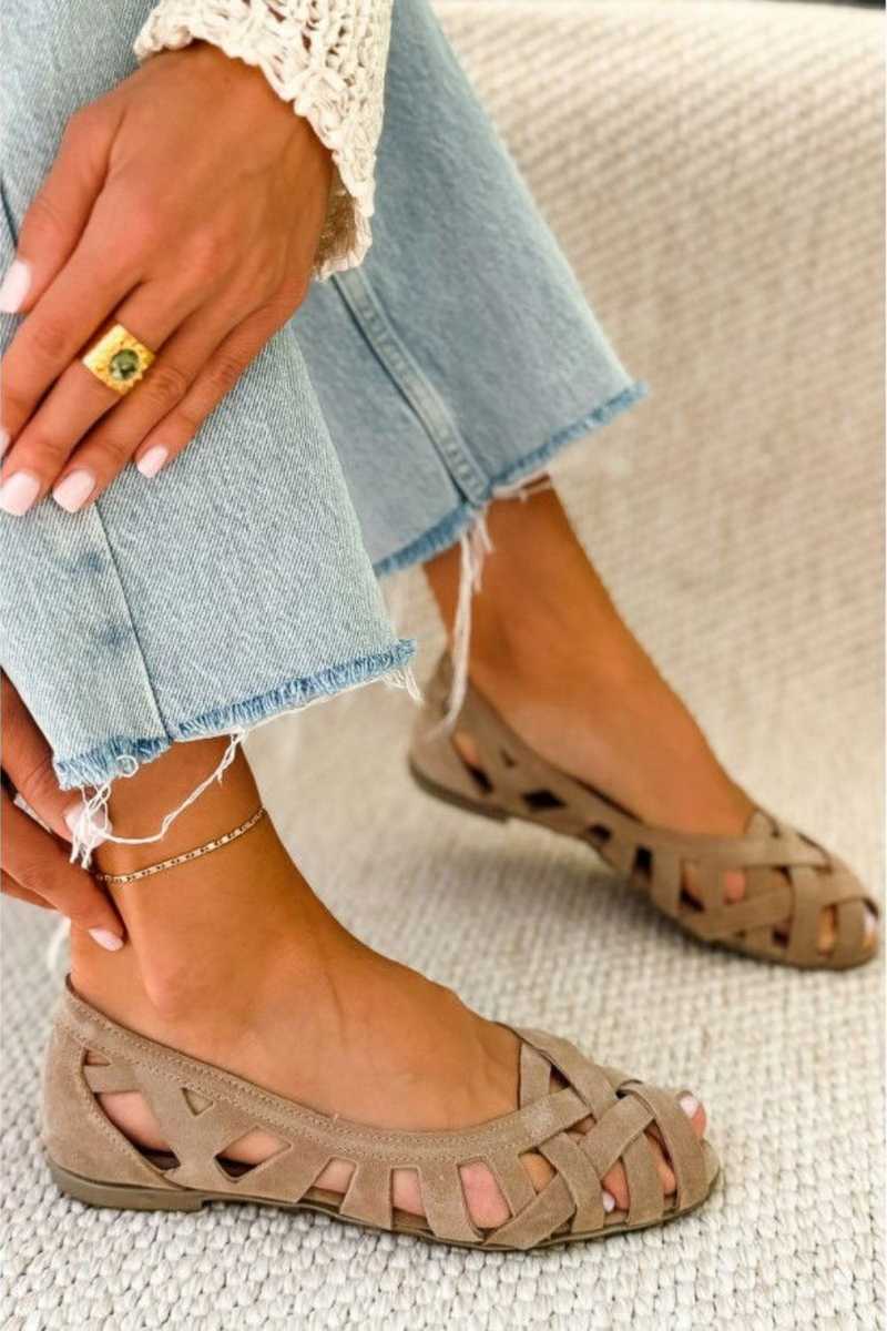 Ilaria | Sandali piatti con punta aperta e materiale intrecciato