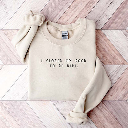 Sweat-shirt pour rat de bibliothèque « Je ferme mon livre pour être ici »