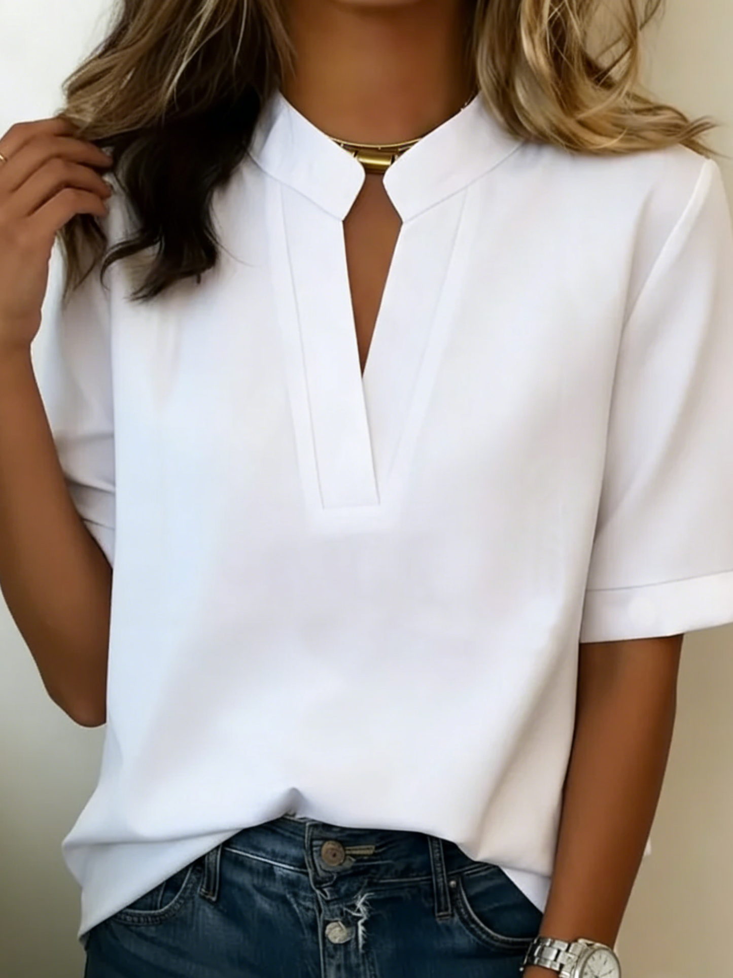 Alessia | Camicetta chic con scollo a V e dettaglio dorato